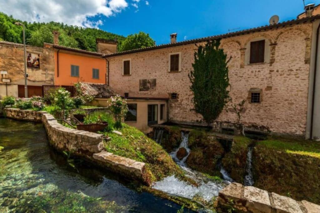 Casa Vacanze Fonte Del Menotre Фолиньо Экстерьер фото