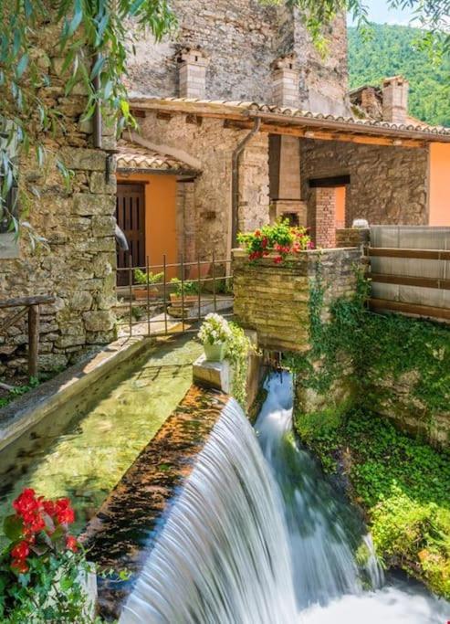 Casa Vacanze Fonte Del Menotre Фолиньо Экстерьер фото